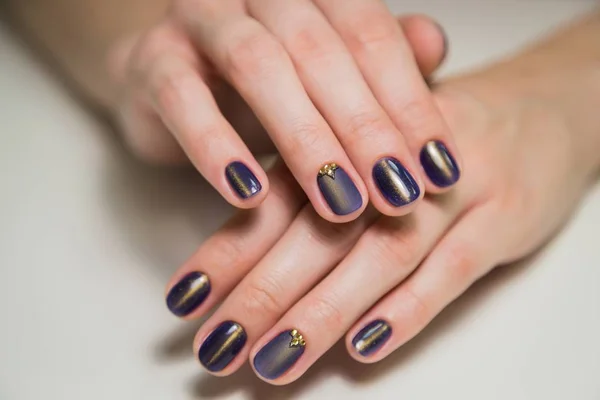 Фиолетовый шеллак маникюр, женщина в салоне красоты ногтей . — стоковое фото