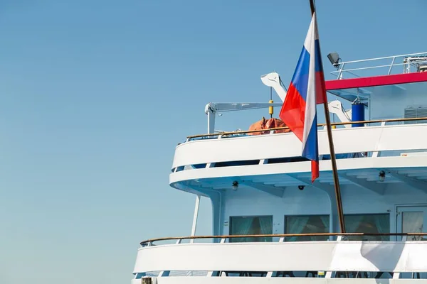 Bandeira da Rússia na popa do navio — Fotografia de Stock