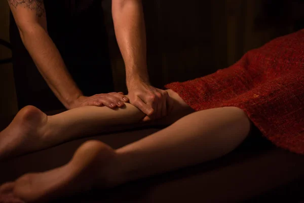 Vrouw client met professionele voeten massage — Stockfoto