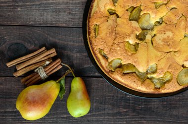 Tarçın ile ev pişmiş bisküvi aromalı armut charlotte kek. Koyu ahşap bir arka plan üzerinde. Üst görünüm.