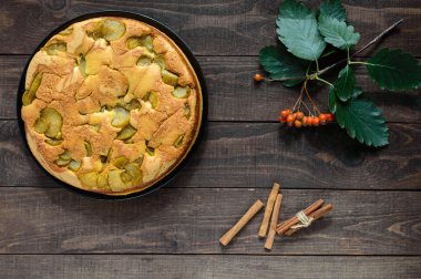 Tarçın ile ev pişmiş bisküvi aromalı armut charlotte kek. Koyu ahşap bir arka plan üzerinde. Üst görünüm.