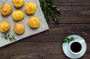 Taze pişmiş çörekler eclairs ve bir fincan kahve (espresso) 