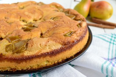 Tarçın ile ev pişmiş bisküvi aromalı armut charlotte kek. Beyaz ahşap bir arka plan üzerinde. Yakın çekim