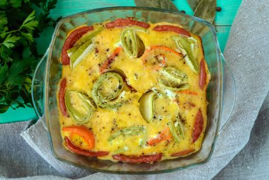 Cam şeklinde pişmiş sebze (kabak, havuç). 