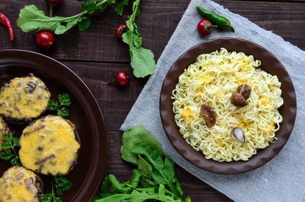 Italienische Nudeln (Spaghetti) mit getrockneten Steinpilzen und Parmesan. mit gebackenen gefüllten Champignons servieren — Stockfoto