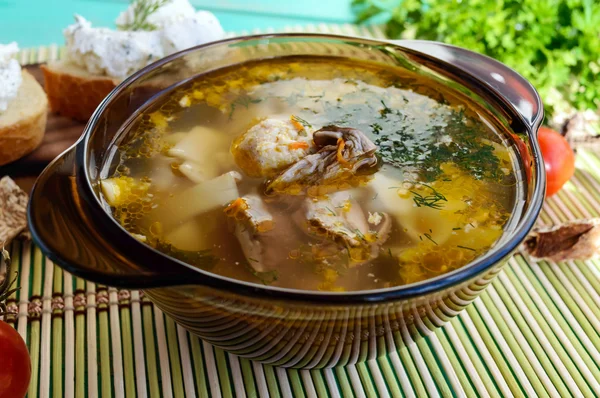 ガラス ターイーンの乾燥ポルチーニ茸のスープ. — ストック写真
