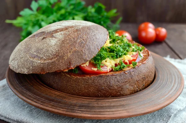 Оригинальная закуска - фаршированный ржаной хлеб, запеченный. Блюдо в деревенском стиле — стоковое фото