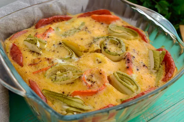 Pişmiş sebzeler (kabak, havuç) cam şeklinde. Vejetaryen yemek. Yakın çekim