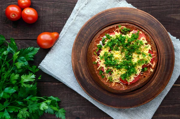 Antipasto originale - pane di segale ripieno, al forno . — Foto Stock