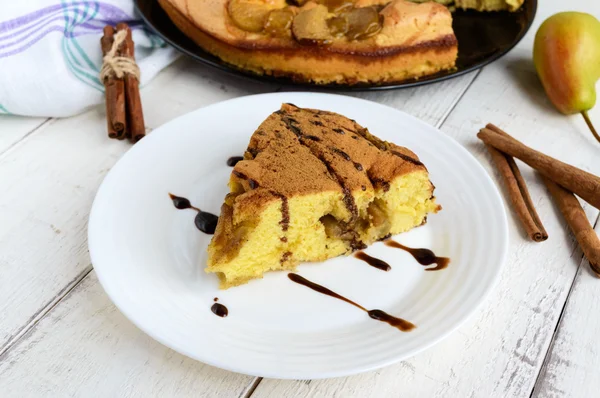 Un morceau de gâteau à la charlotte aux poires au biscuit maison — Photo