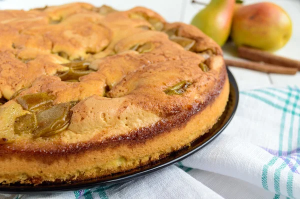 Tarçın ile ev pişmiş bisküvi aromalı armut charlotte kek. Beyaz ahşap bir arka plan üzerinde. Yakın çekim