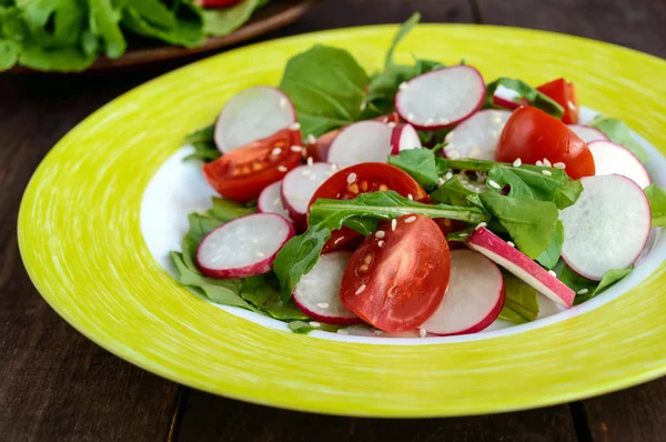 Frischer Vitamin-Fitness-Salat mit Rettich, Rucola und Sesam. Nahaufnahme — Stockfoto