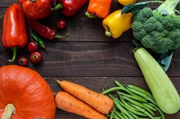 Ensemble de légumes (brocoli, carottes, haricots verts, courges, poivrons, piment, courgettes) pour la préparation de repas sains. La vue du dessus — Photo