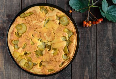 Tarçın ile ev pişmiş bisküvi aromalı armut charlotte kek. Koyu ahşap bir arka plan üzerinde. Üst görünüm.