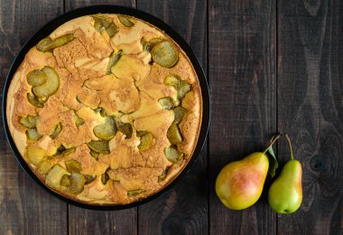 Tarçın ile ev pişmiş bisküvi aromalı armut charlotte kek. Koyu ahşap bir arka plan üzerinde. Üst görünüm.