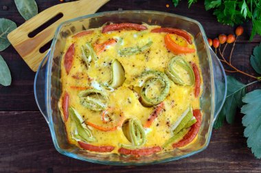 Pişmiş sebzeler (kabak, havuç) cam şeklinde. Vejetaryen yemek. Üstten Görünüm