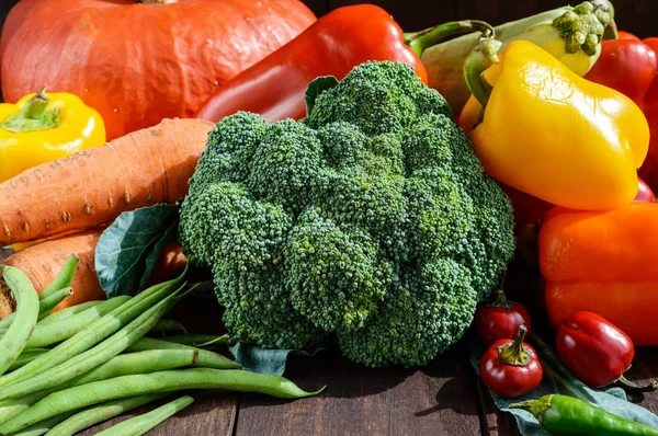 Ensemble de légumes (brocoli, carottes, haricots verts, courges, poivrons, piment, courgettes) pour la préparation de repas sains. Gros plan . — Photo