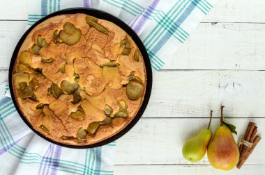 Tarçın ile ev pişmiş bisküvi aromalı armut charlotte kek. Beyaz ahşap bir arka plan üzerinde. Üst görünüm.