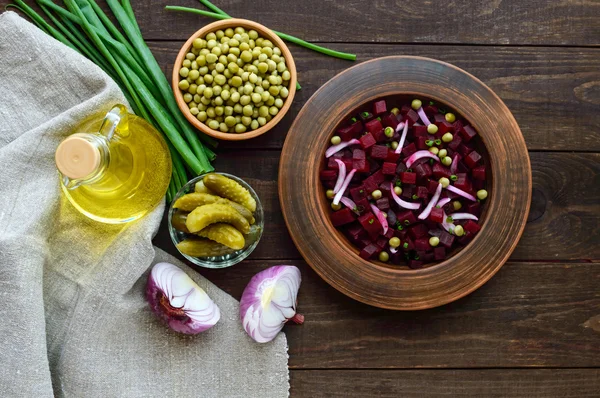 Vitaminsalat aus Rüben, grünen Erbsen, blauen Zwiebeln in einer Tonschüssel. Zutaten zum Kochen. die Ansicht von oben — Stockfoto