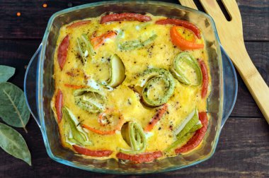 Pişmiş sebzeler (kabak, havuç) cam şeklinde. Vejetaryen yemek. Üstten Görünüm