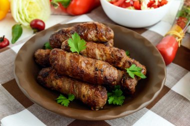 Sulu ızgara kıyma domuz sarılı rulo.