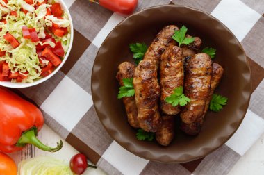 Sulu ızgara kıyma domuz sarılı rulo.