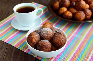 Vanilya peynir topları, derin kızarmış ve bir fincan çay. Güzel Kahvaltı.