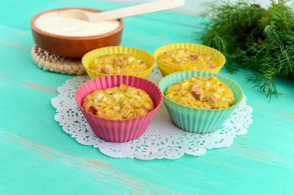 Muffins van kool met ham en kaas. Zure roomsaus. — Stockfoto