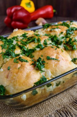 Sarımsak ve otlar ile taze kokulu buns. Çorba için mükemmel bir ek pancar çorbası.