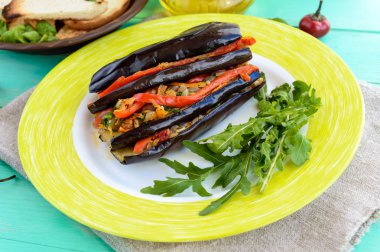 Fırında patlıcan dilimleri ile sebze doldurulmuş. Tatmin edici vegan yemek.