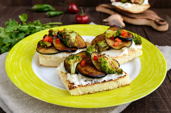 Bruschetta perfumado com queijo feta, fatias de berinjela e brócolis grelhados . — Fotografia de Stock