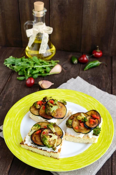 Fragante Bruschetta con queso feta, rodajas de berenjena y brócoli a la parrilla . — Foto de Stock