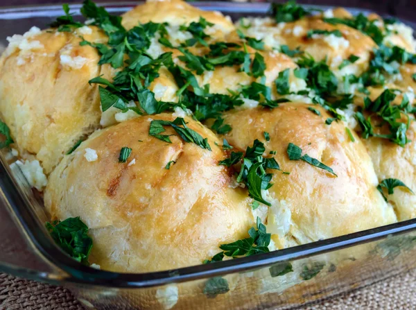 Sarımsak ve otlar ile taze kokulu buns. Çorba için mükemmel bir ek pancar çorbası. Yakın çekim