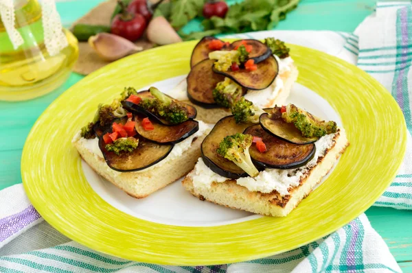 Fragante Bruschetta con queso feta, rodajas de berenjena y brócoli a la parrilla . — Foto de Stock