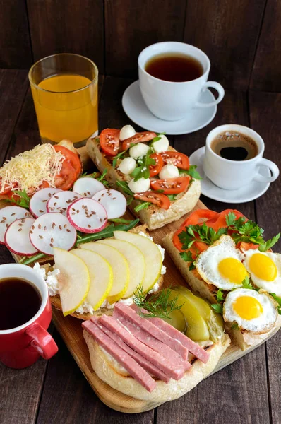 许多种类的三明治、 意式烤面包，和茶、 咖啡、 新鲜果汁-为家庭的早餐. — 图库照片