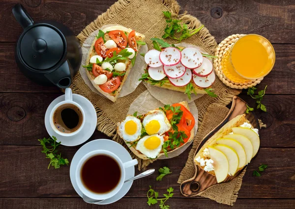 Pek çok sandviç, bruschetta ve çay, kahve, taze meyve suyu - aile Kahvaltı. — Stok fotoğraf