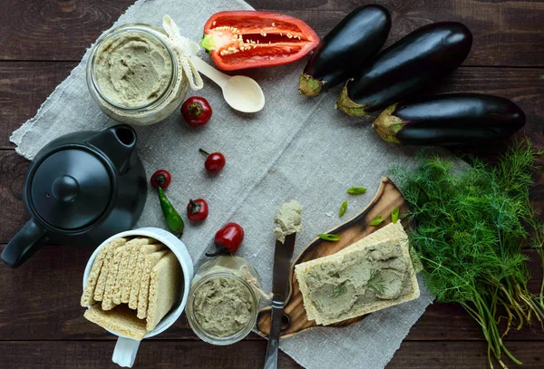 Sanfte Paste, Paste aus der Aubergine. Diätgericht. Knuspriges kalorienarmes Fitness-Brot. Vegane Küche. zum Picknick. — Stockfoto