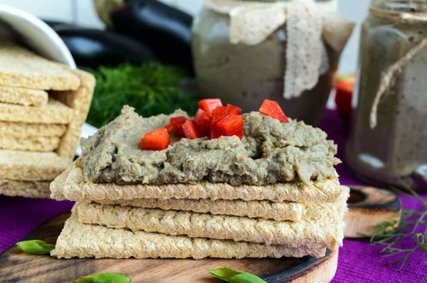 Pasta suave, pasta de la berenjena. Plato dietético. Poner en una crujiente dieta baja en calorías pan fitness. Cocina vegana. Para picnic . —  Fotos de Stock