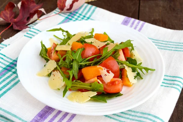Diätsalat mit Kürbis, frischen Tomaten, Rucola und Parmesan. — Stockfoto