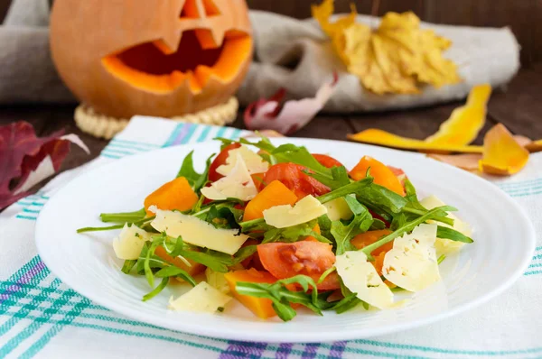 カボチャ、トマト、ルッコラ、パルメザン チーズの栄養サラダ. — ストック写真