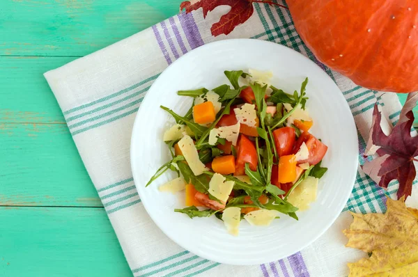 Dietary sallad med pumpa, färska tomater, ruccola och Parmesan. Ovanifrån — Stockfoto