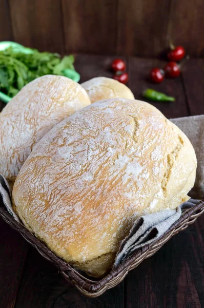 Ciabatta с начинкой из сыра - свежеиспеченный итальянский белый хлеб на темном деревянном фоне. Для приготовления бутербродов . — стоковое фото