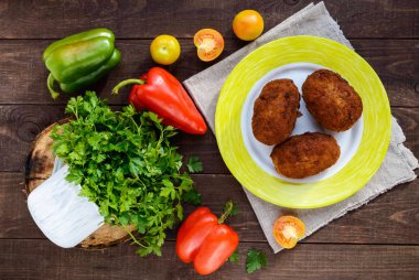 Et mini-rulo (göğsü) haşlanmış yumurta ile koyu ahşap arka plan. Üstten Görünüm.