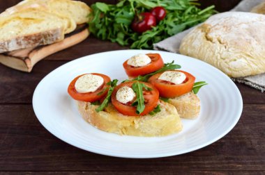 Roka, domates, mozzarella peyniri, zeytinyağı chiabatta dilim üzerinde Bruschetta. Hafif Kahvaltı.