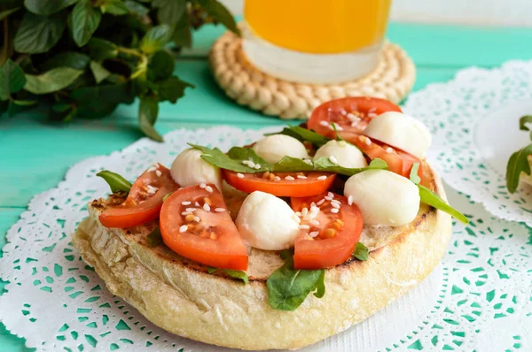 Sándwich clásico con mozzarella, tomates frescos, rúcula y semillas de sésamo en tostadas. Desayuno . — Foto de Stock