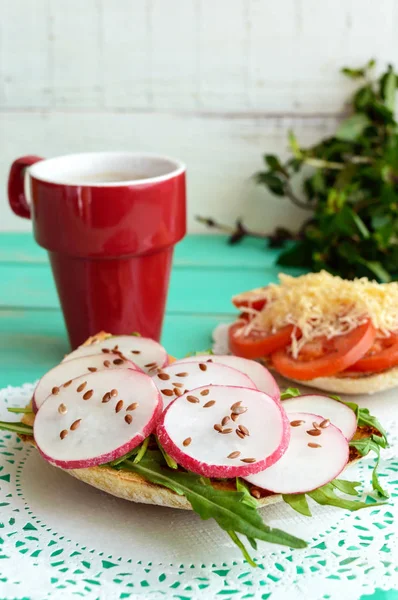 Bruschetta con rúcula, rábano y semillas de lino. Desayuno vegano fácil . — Foto de Stock