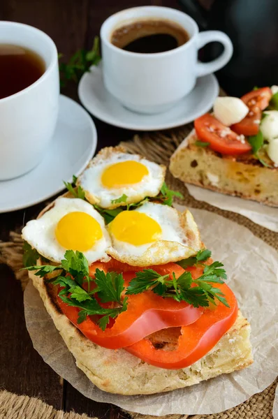 Bruschetta z jaj przepiórczych, pieprzem i ziołami. Lekkie śniadanie. — Zdjęcie stockowe