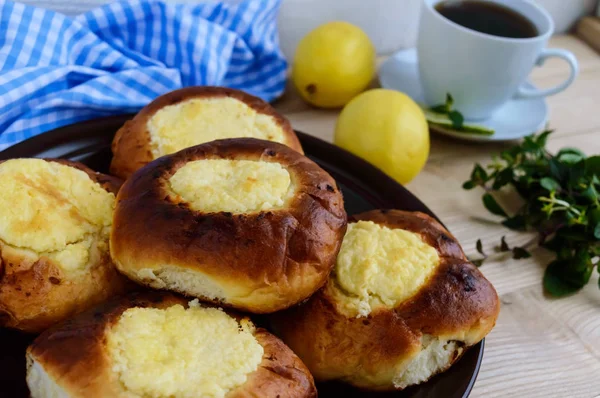 Bollos de queso cottage de vainilla (pastel de queso) taza de té de limón . — Foto de Stock