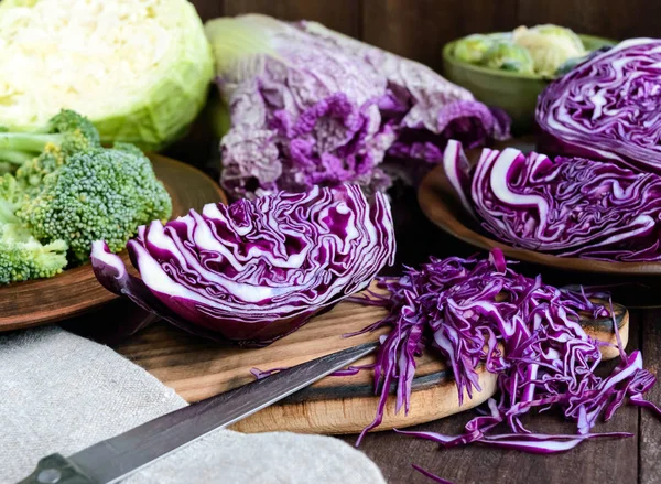 Viele Arten von Kohl - Rotkohl, Brokkoli, Rosenkohl, Weißkohl, Napa Kohl. Zutaten für die Zubereitung von Gemüsegerichten. — Stockfoto