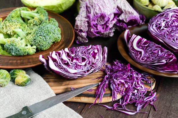 Viele Arten von Kohl - Rotkohl, Brokkoli, Rosenkohl, Weißkohl, Napa Kohl. Zutaten für die Zubereitung von Gemüsegerichten. — Stockfoto